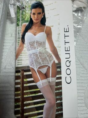 Coquette White Lace Bustier with adj straps and  Garters straps.NWT Medium
